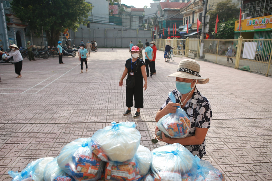 Theo thông tin từ UBND phường Phú Đô, sau khi phát gạo sáng nay (6/8), phường đã nhận ủng hộ của các nhà hảo tâm thêm 5 tấn gạo.