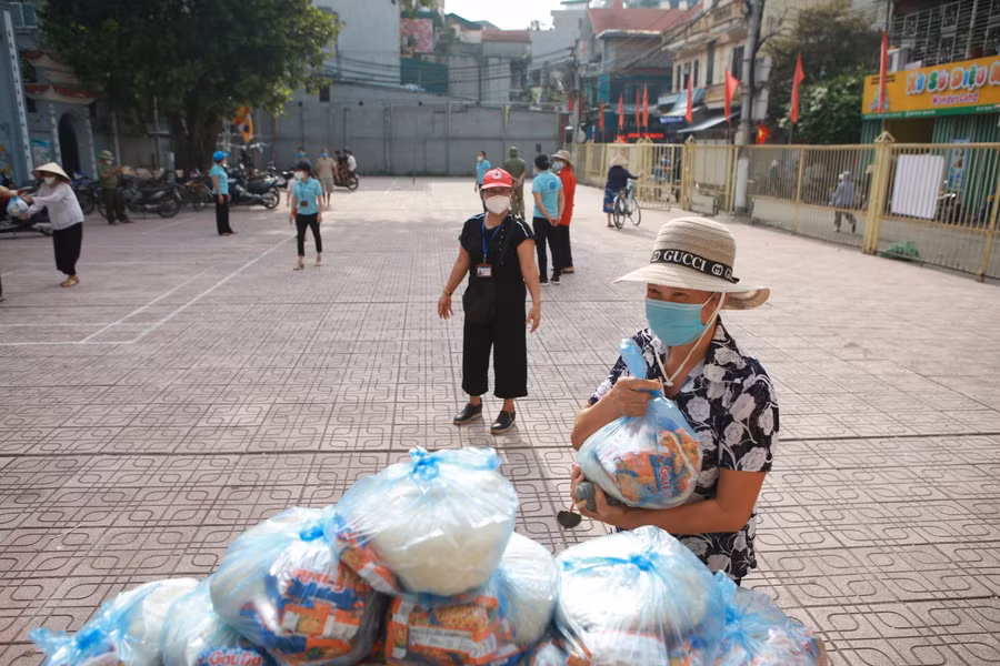 Theo thông tin từ UBND phường Phú Đô, sau khi phát gạo sáng nay (6/8), phường đã nhận ủng hộ của các nhà hảo tâm thêm 5 tấn gạo.