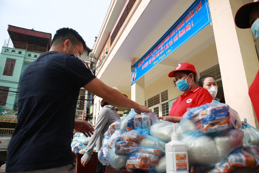 Trong sáng 6/8, phường Phú Đô đã tổ chức 4 điểm phát gạo, mì tôm miễn phí tại nhà văn hóa số 1+3; điểm ngõ 54 đường Lê Quang Đạo; điểm tại đường Đồng Bông (F1); điểm cổng làng phía đường Châu Văn Liêm.