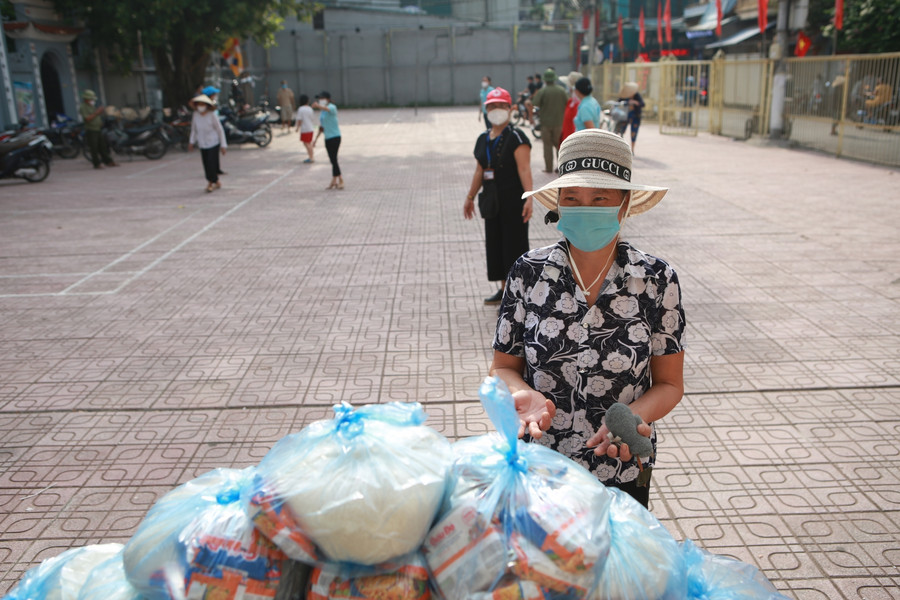  Phát gạo, mì tôm miễn phí cho người dân gặp khó khăn ở phường Phú Đô ảnh 7