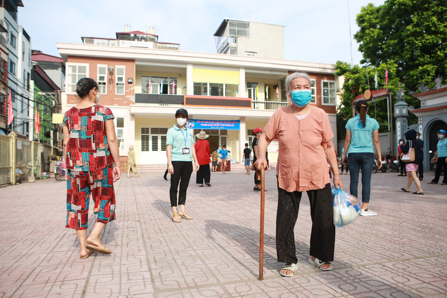 Các túi gạo cùng mì tôm đã được đóng gói sẵn từ chiều tối ngày hôm qua (5/8), sáng nay thì tập trung tại điểm phát gạo nhà văn hóa số 1+3 này và phân phối các suất quà đi các điểm khác điểm chia ra phát cho người dân.