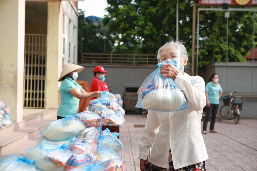 Quá trình phát quà nhanh, đảm bảo giãn cách và tuân thủ 5K.