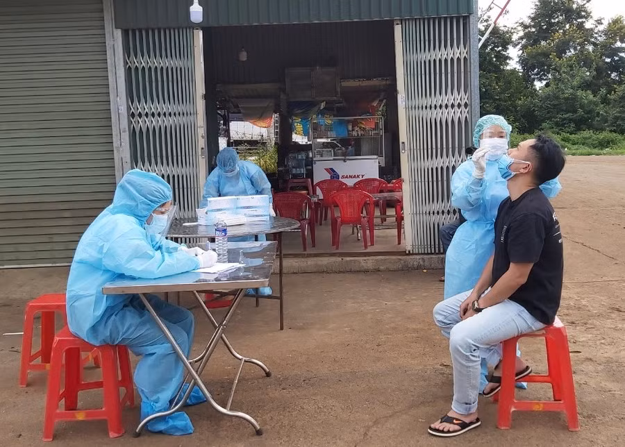 Cơ quan chức năng lấy mẫu xét nghiệm cho các tài xế tại chợ Đầu mối Tân Hòa, TP. Buôn Ma Thuột.