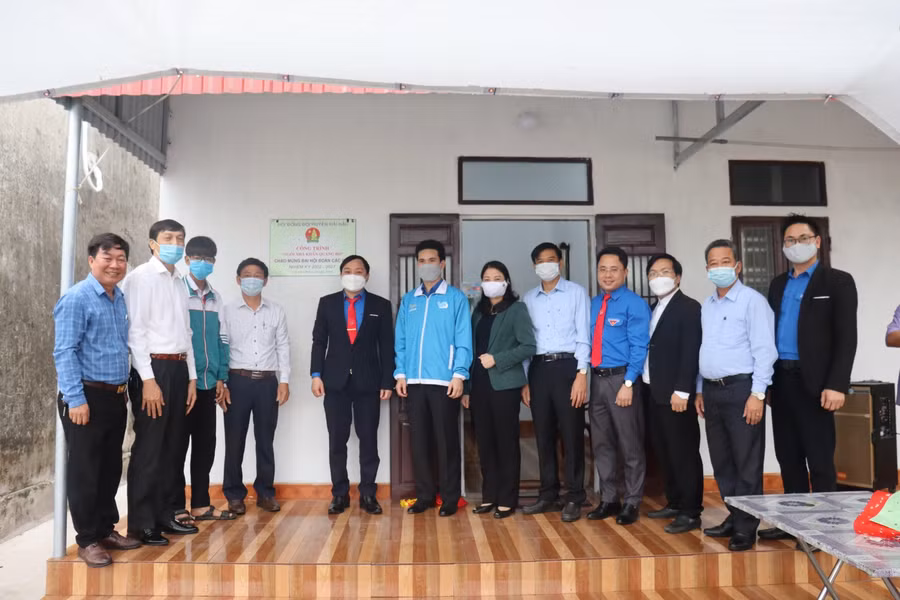 Lãnh đạo huyện ủy, ủy ban và Đoàn thanh niên trao tặng ngôi nhà Khăn quàng đỏ