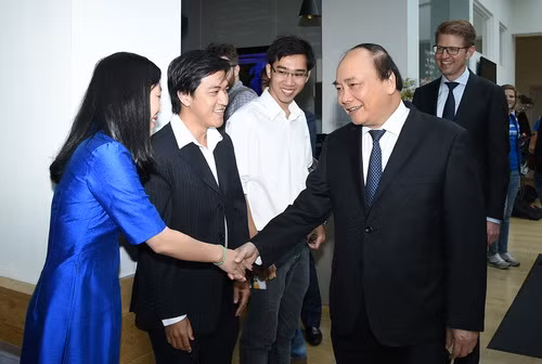 Thủ tướng Nguyễn Xuân Phúc nói chuyện với các sinh viên, nghiên cứu sinh Việt Nam