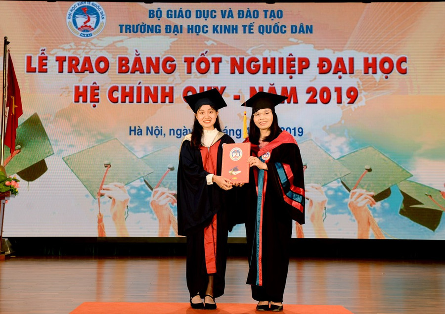 PGS.TS Trần Thị Vân Hoa - Phó Hiệu trưởng nhà trường trao bằng tốt nghiệp