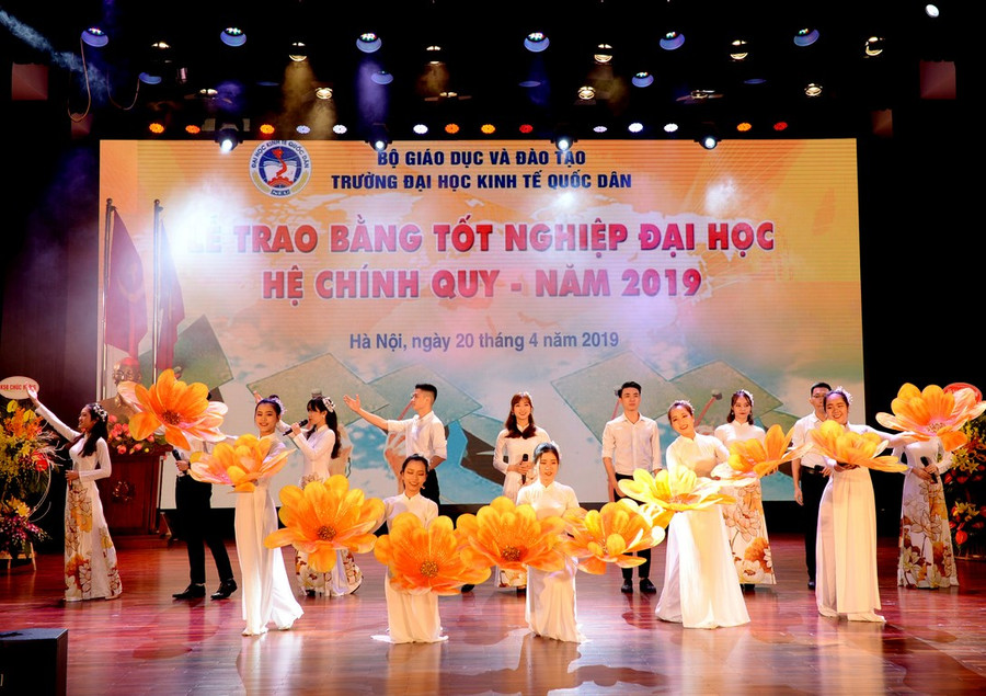 Văn nghệ chào mừng