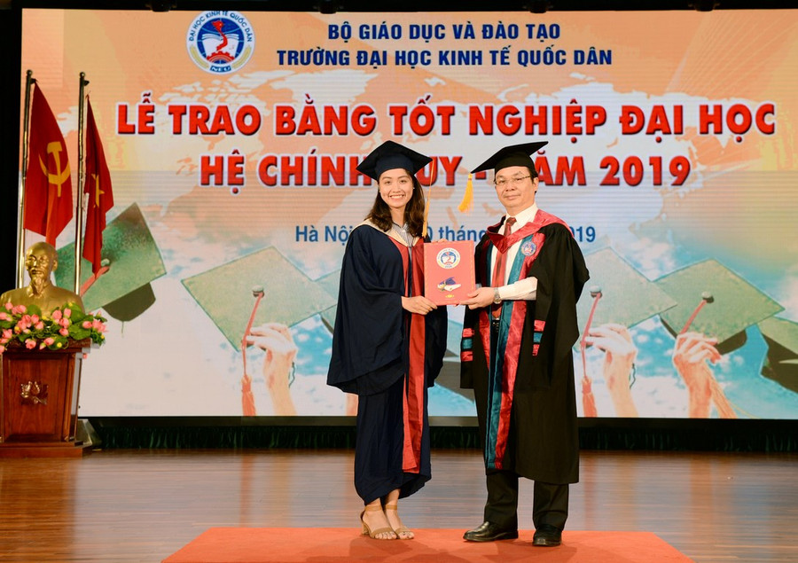 PGS.TS Hoàng Văn Cường - Phó Hiệu trưởng nhà trường trao bằng tốt nghiệp