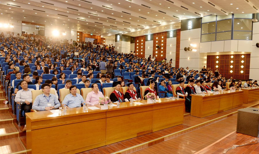 Lễ tốt nghiệp có đông đảo lãnh đạo, giảng viên, sinh viên và người thân tham dự