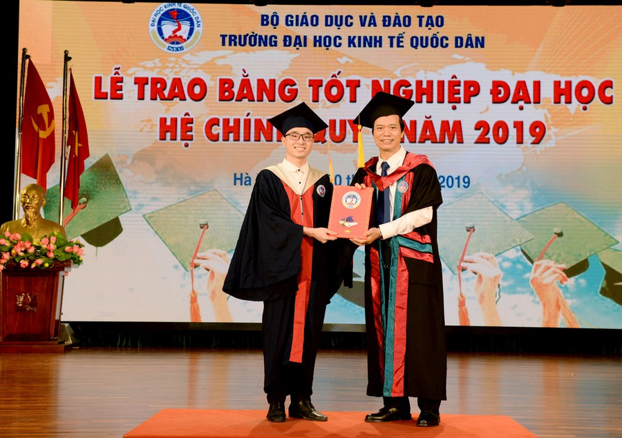 PGS.TS Phạm Hồng Chương – Phó Hiệu trưởng nhà trường trao bằng tốt nghiệp