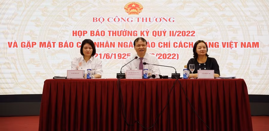 Toàn cảnh buổi họp báo.