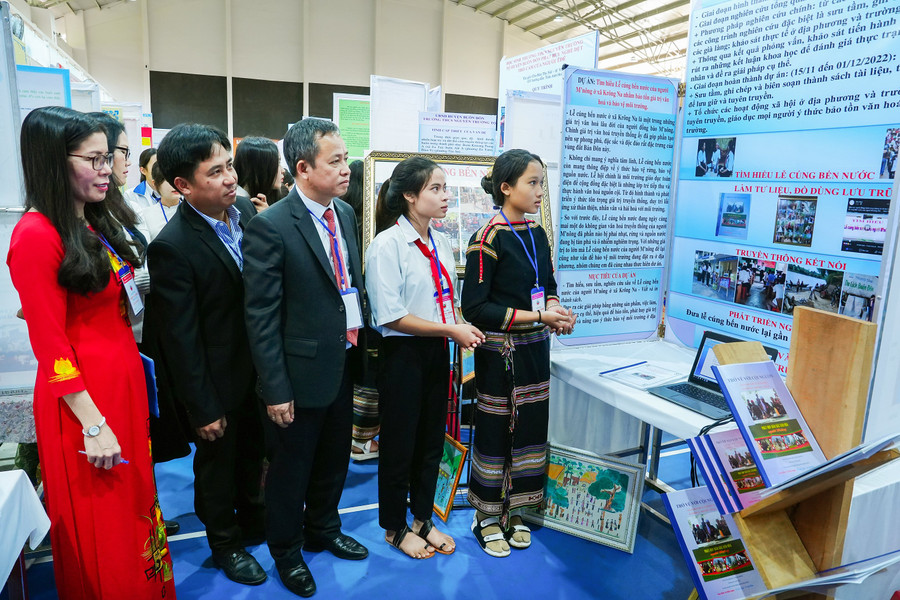 Ban tổ chức tham quan một dự án tại Cuộc thi (ảnh: Thành Tâm).