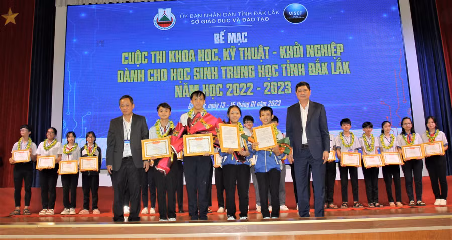 Ban tổ chức trao Quyết định cho 2 dự án đại diện Đắk Lắk dự thi cấp quốc gia (ảnh: Thành Tâm).