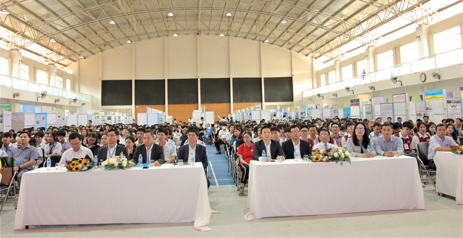 Các đại biểu, học sinh dự lễ bế mạc Cuộc thi (ảnh: Thành Tâm).