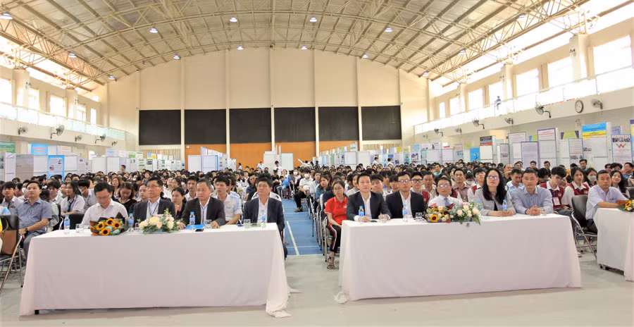 Các đại biểu, học sinh dự lễ bế mạc Cuộc thi (ảnh: Thành Tâm).