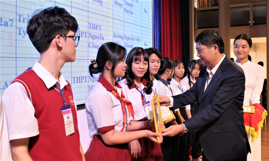 Ông Phạm Đăng Khoa trao giải cho các dự án xuất sắc tại Cuộc thi (ảnh: Thành Tâm).