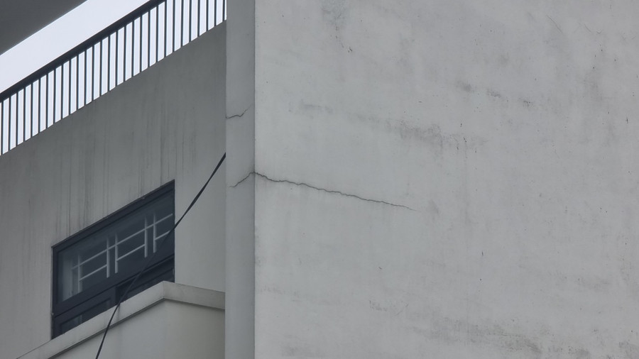 Những vết nứt xuất hiện trên tường dù công trình chưa bàn giao. Những vết nứt xuất hiện trên tường dù công trình chưa bàn giao.