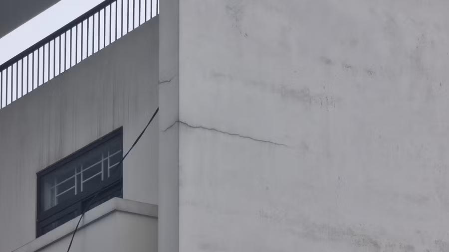 Những vết nứt xuất hiện trên tường dù công trình chưa bàn giao.