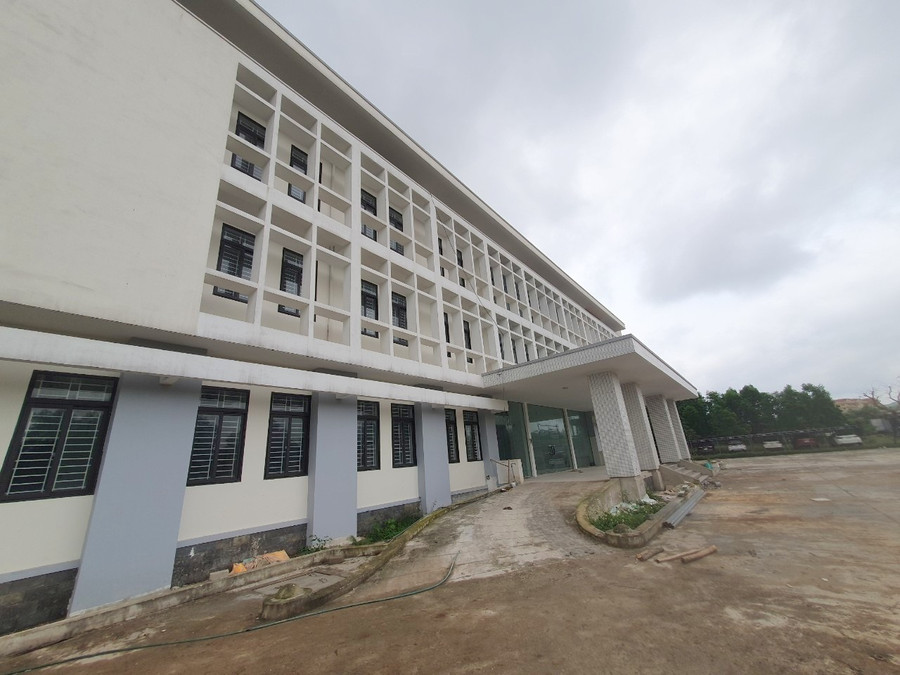 Hiện công trình chưa bàn giao đưa vào sử dụng, trong khi bệnh nhân phải điều trị trong những căn phòng chật chội. Hiện công trình chưa bàn giao đưa vào sử dụng, trong khi bệnh nhân phải điều trị trong những căn phòng chật chội.