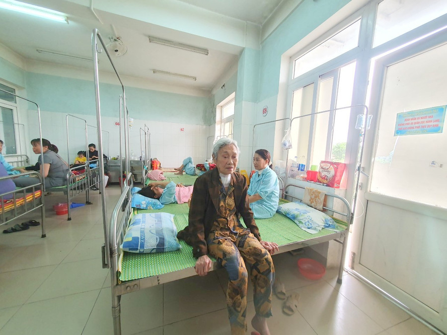 Đối với những bệnh nhân lớn tuổi, việc nằm ghép giường khiến họ gặp khó khăn. Đối với những bệnh nhân lớn tuổi, việc nằm ghép giường khiến họ gặp khó khăn.