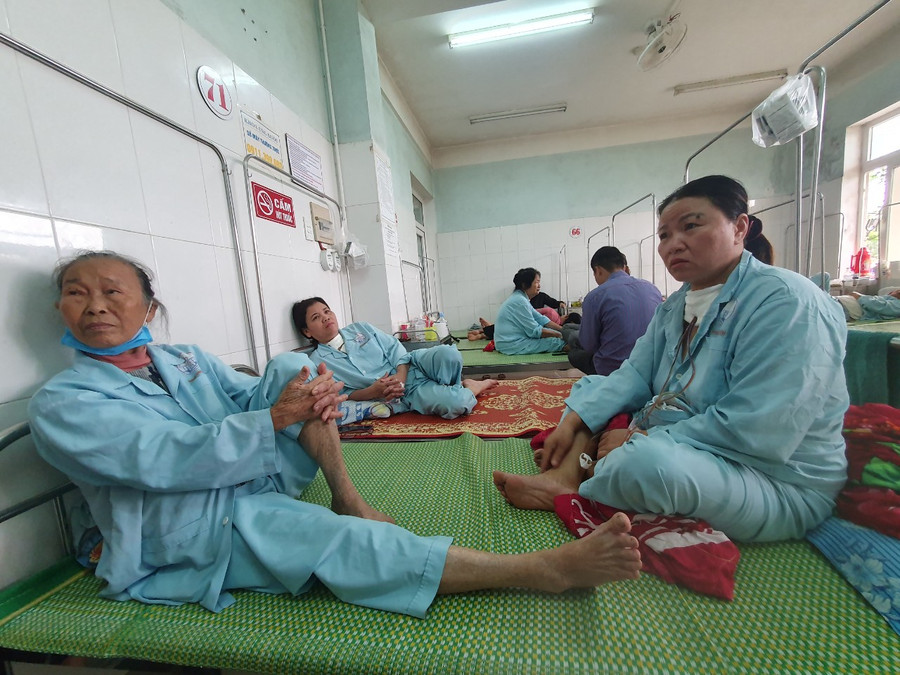 Do bệnh nhân đông nên Khoa ung bướu bố trí 2 bệnh nhân nằm một giường. Do bệnh nhân đông nên Khoa ung bướu bố trí 2 bệnh nhân nằm một giường.