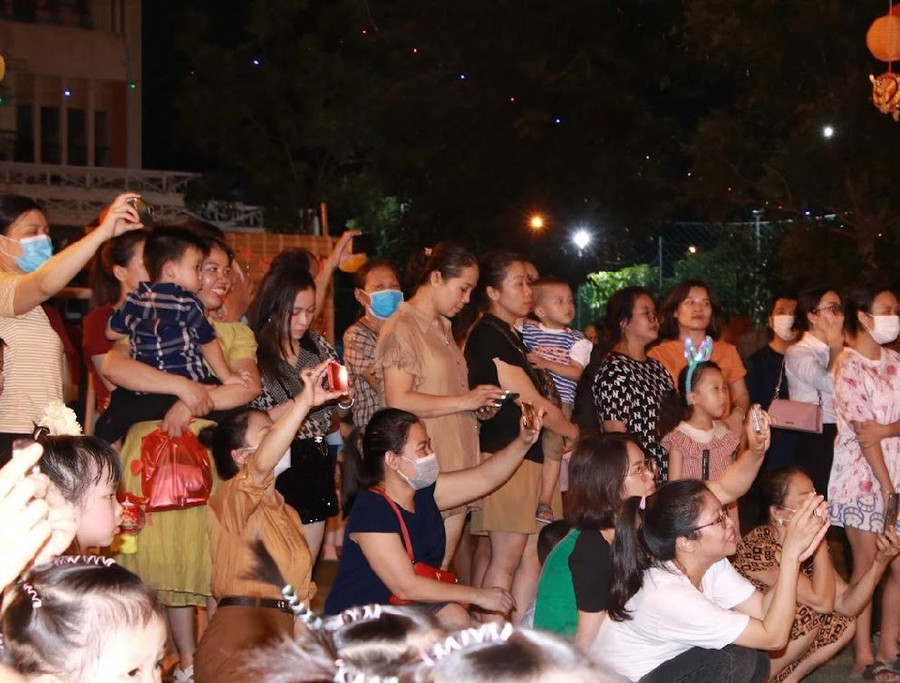 Rất đông phụ huynh đến xem và cổ vũ tinh thần cho các bé. Rất đông phụ huynh đến xem và cổ vũ tinh thần cho các bé.