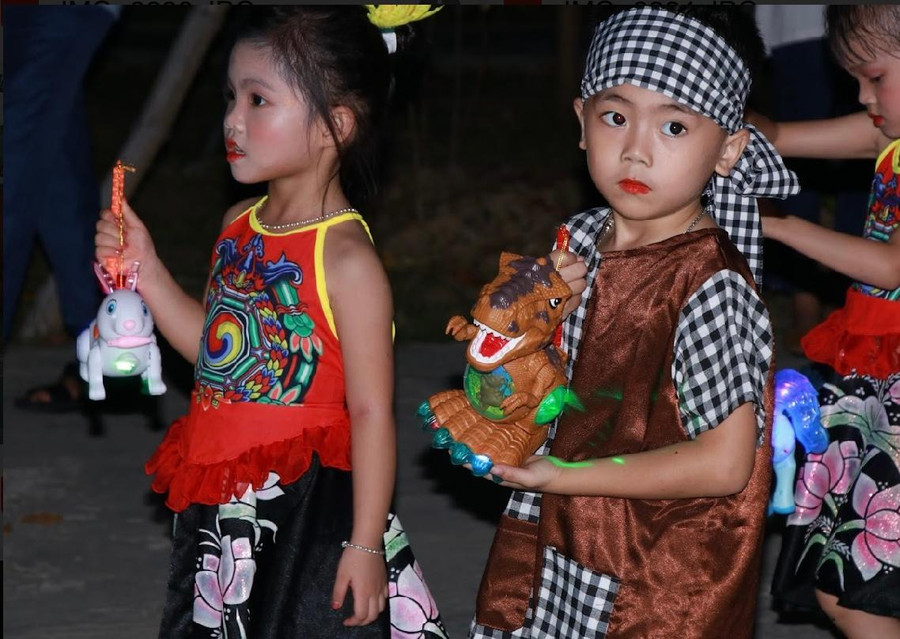 Háo hức lần đầu rước đèn Trung thu tại trường. Háo hức lần đầu rước đèn Trung thu tại trường.