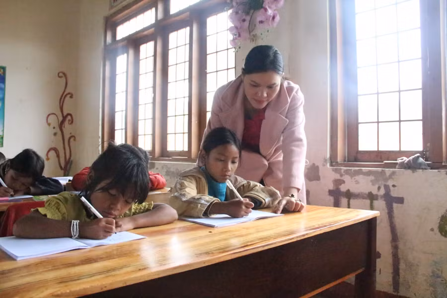 Học sinh và giáo viên ở vùng khó huyện Kon Plông (Kon Tum).
