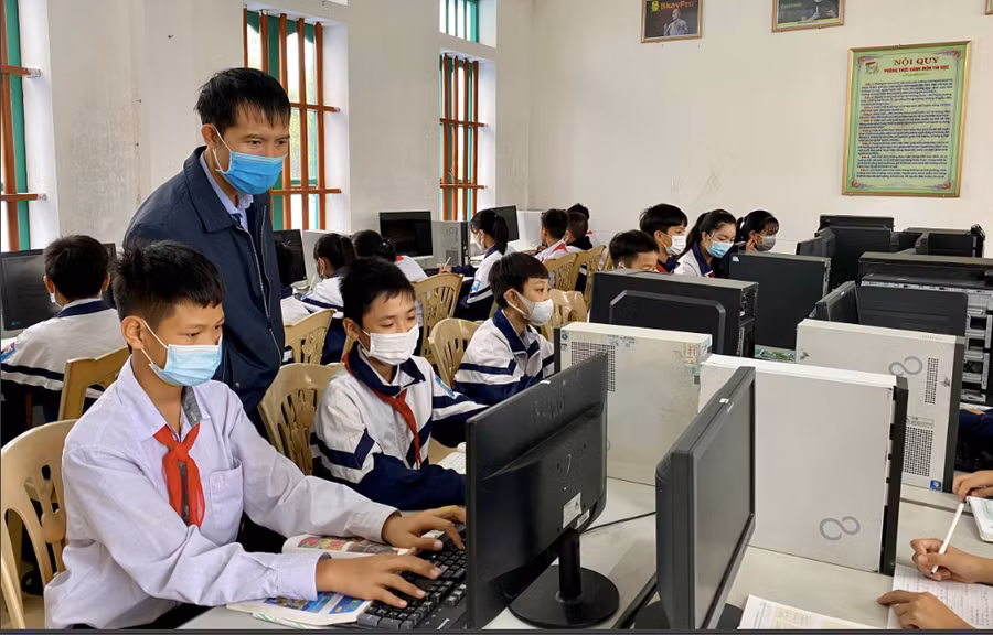 Giờ học ứng dụng công nghệ thông tin tại Trường THCS Hải Lý, huyện Hải Hậu