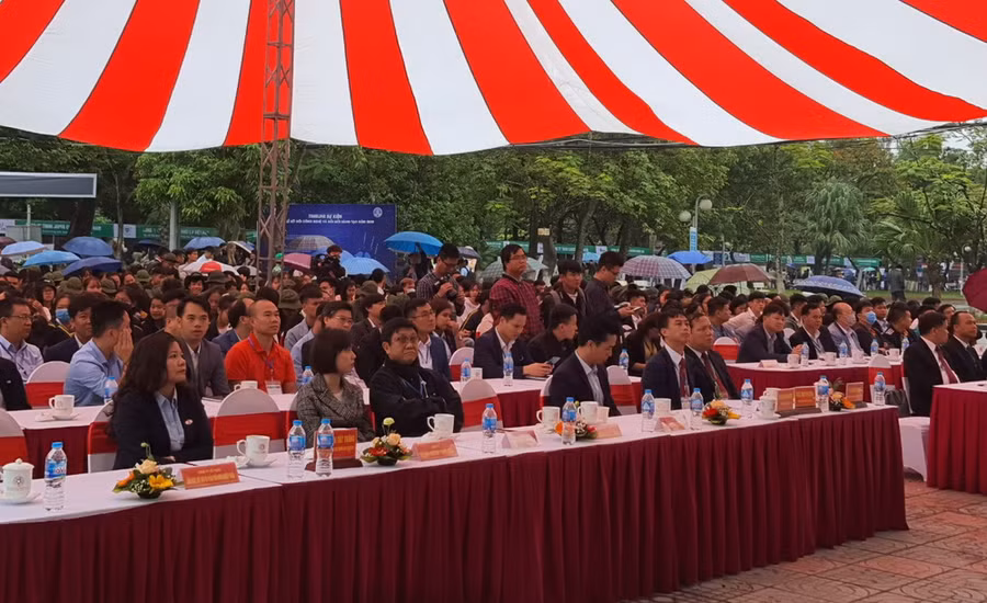 Sinh viên đội mưa đến tham dự ngày hội việc làm