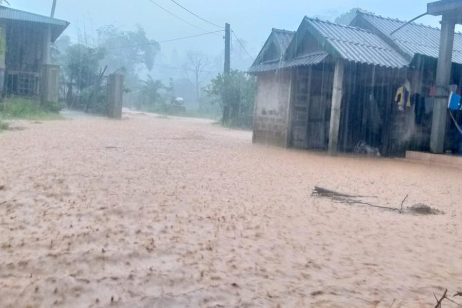 Mưa lớn, nước từ thượng nguồn đổ về ở Hướng Hóa.