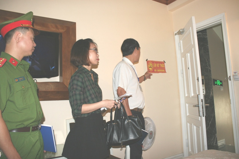 Biển báo trong phòng Khách sạn Bali được dán tạm bợ