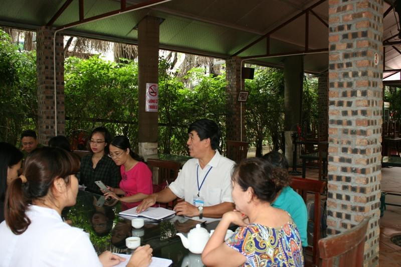 Biển báo được dán trên thân cây tại quán bia trên đường An Dương Vương