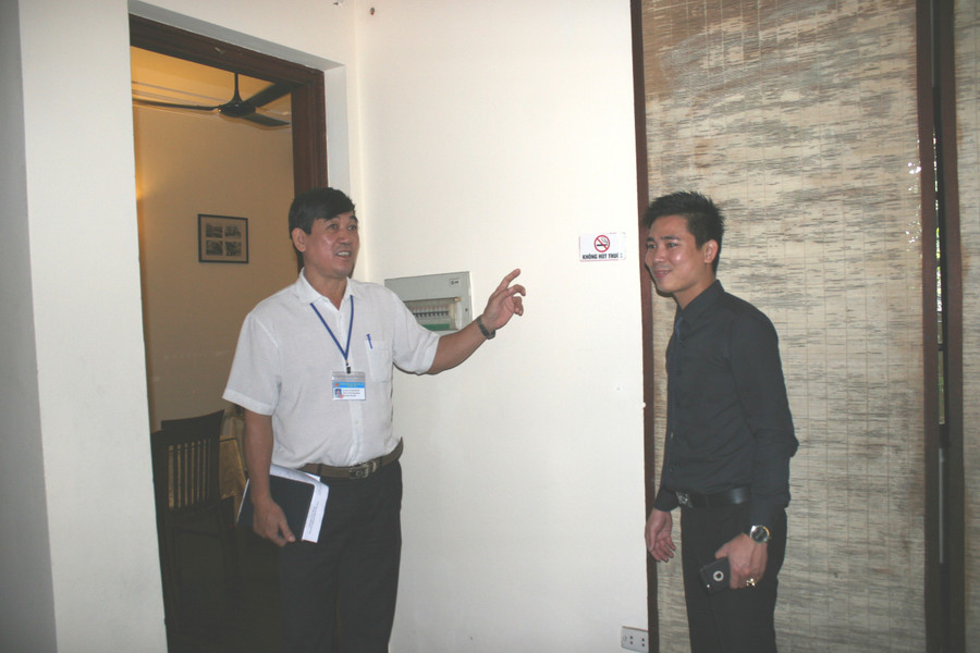 Biển báo kích thước còn nhỏ tại Nhà hàng Bằng Lăng