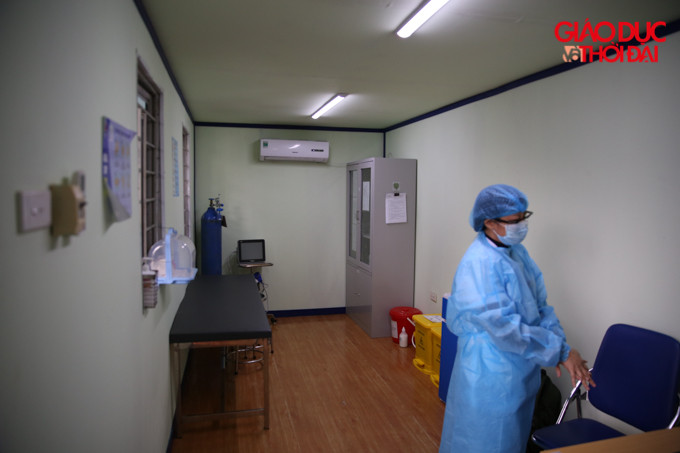 Những người đã qua sàng lọc sẽ được đóng dấu vào tay ở vị trí dễ nhận thấy, giúp nhân viên y tế và bảo vệ có thể kiểm tra, theo dõi.