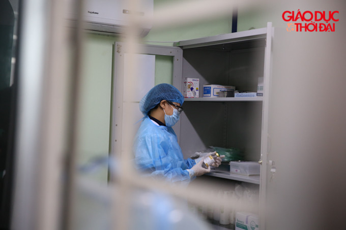 Tất cả vị trí chốt sàng lọc dịch bệnh ban đầu đều chuẩn bị dung dịch sát khuẩn tay và khẩu trang cho những người chưa đeo khẩu trang. Tại đây, những trường hợp nghi ngờ sẽ được phân luồng đến khu vực cách ly để thăm khám.