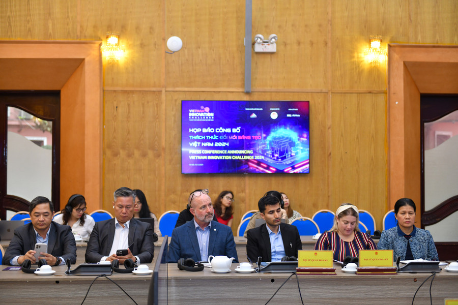 Đại diện các Đại sứ quán có mặt tại sự kiện. Đại diện các Đại sứ quán có mặt tại sự kiện.