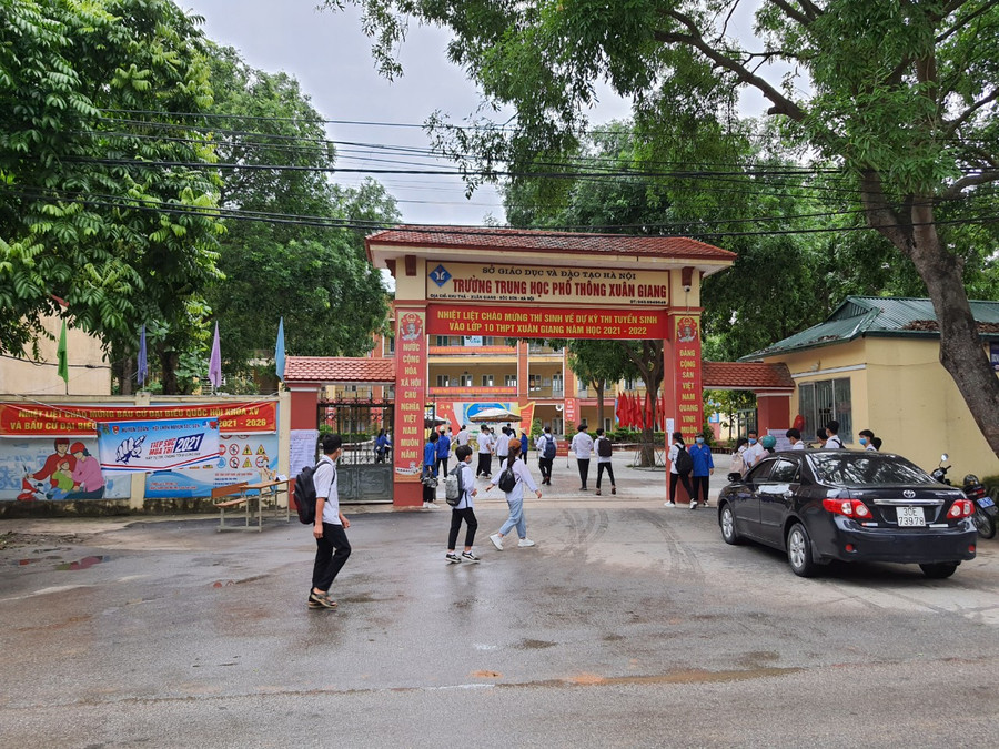 Nhiều thí sinh đến trường thi sớm.