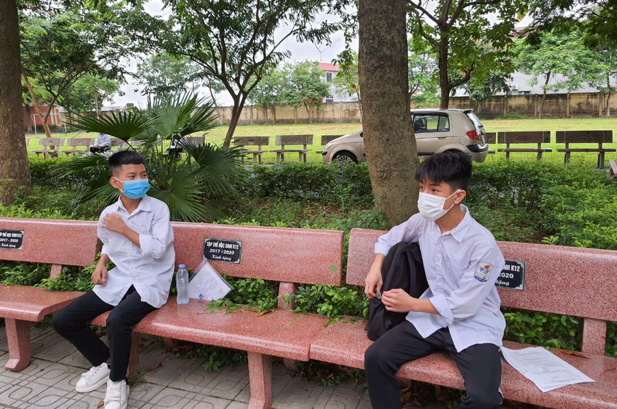 Thí sinh Trần Văn Tú (bên trái) vừa làm xong các thủ tục vào trường thi.