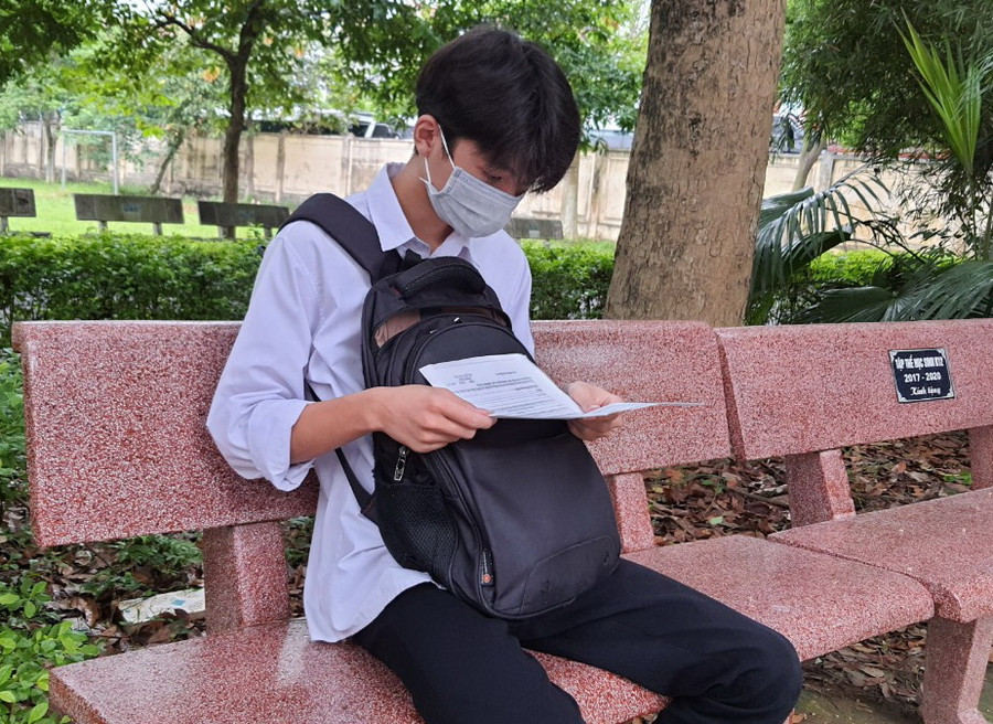 Thí sinh Nguyễn Trí Cao tranh thủ ôn bài