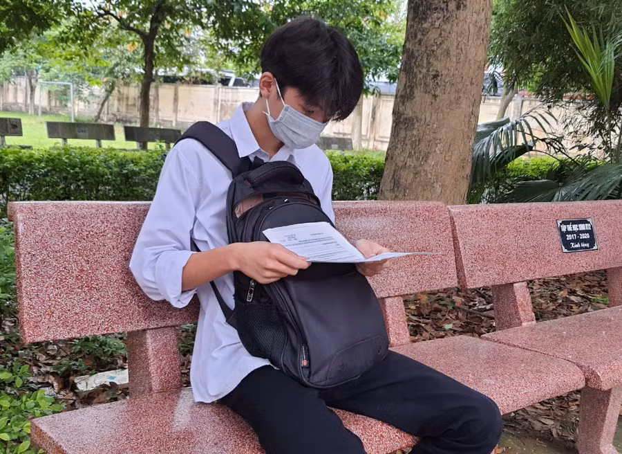 Thí sinh Nguyễn Trí Cao tranh thủ ôn bài