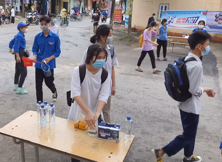 Thí sinh rửa tay sát khuẩn trước khi vào trường thi.
