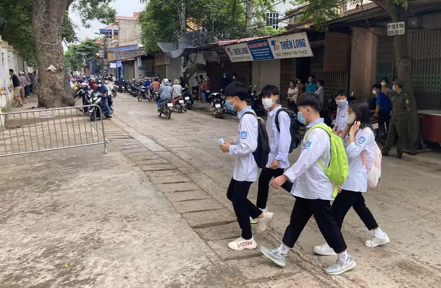 Thí sinh đến trường thi đúng giờ quy định