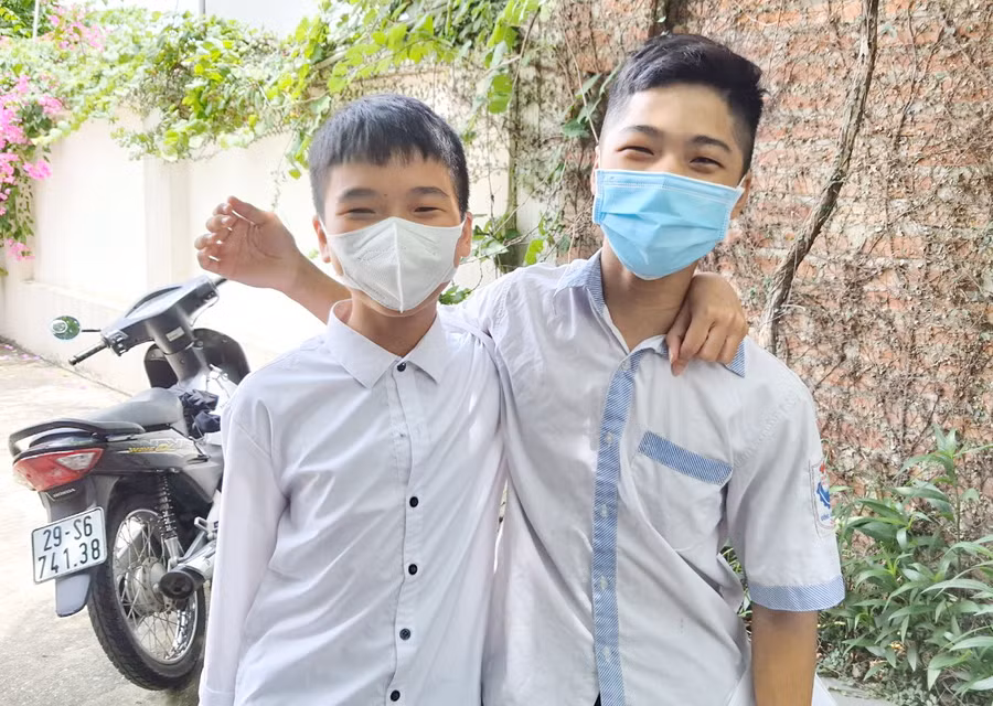 Thí sinh Nguyễn Tu Khánh (bên phải) và thí sinh Lê Đình Hưng "thờ phào" sau buổi thi đầu tiên