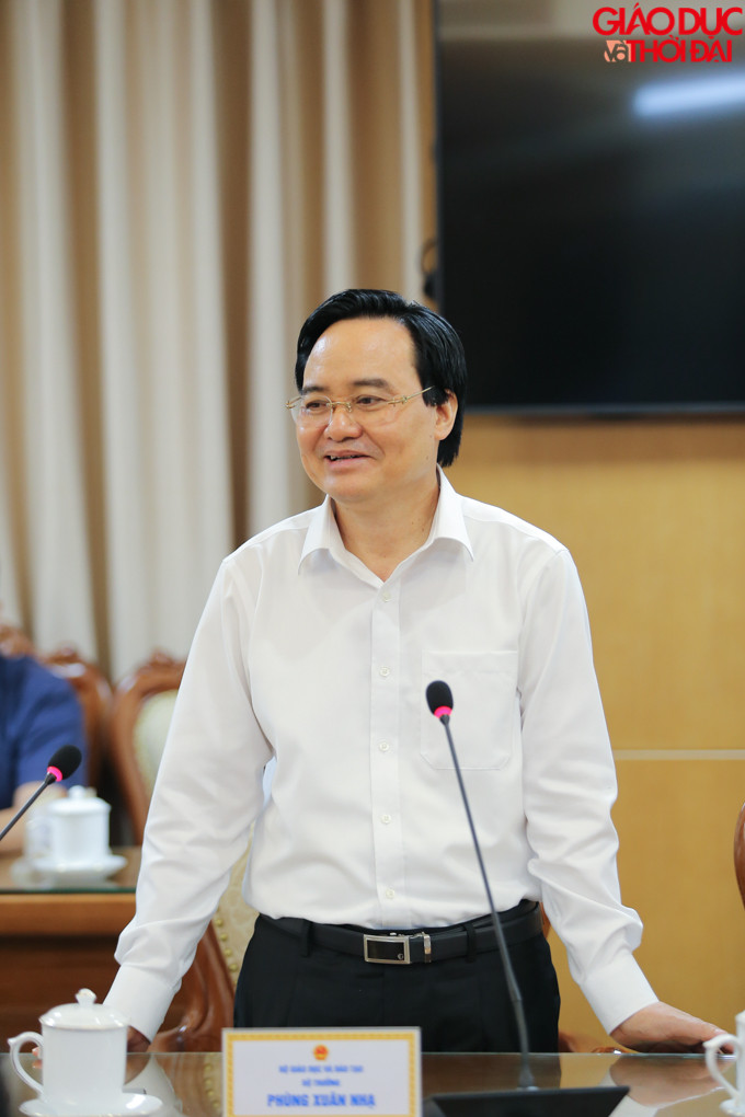 Bộ trưởng Phùng Xuân Nhạ phát biểu trong buổi ký kết.