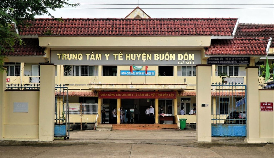 Trung tâm y tế huyện Buôn Đôn, nơi tiếp nhận các nạn nhân nghi ngộ độc thực phẩm.