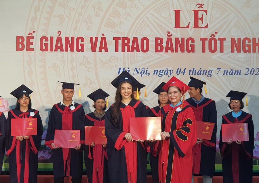 Tân thạc sĩ nhận bằng tốt nghiệp