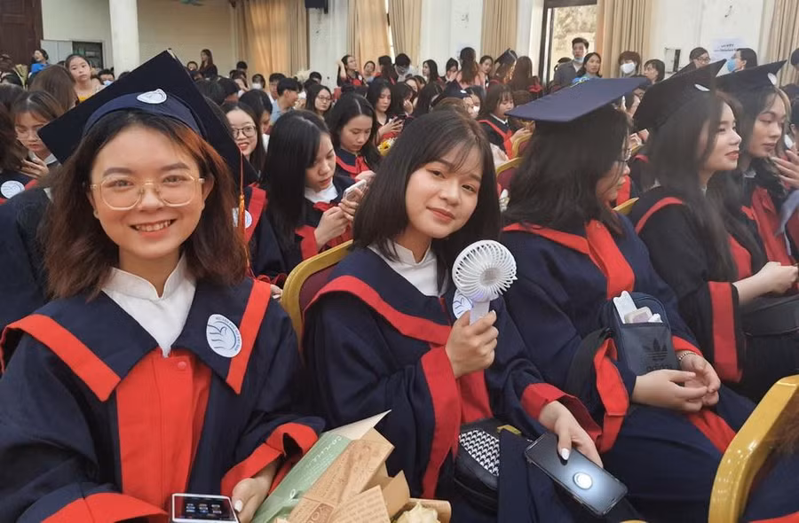 Tân cử nhân rạng ngời niềm vui trong ngày nhận bằng tốt nghiệp
