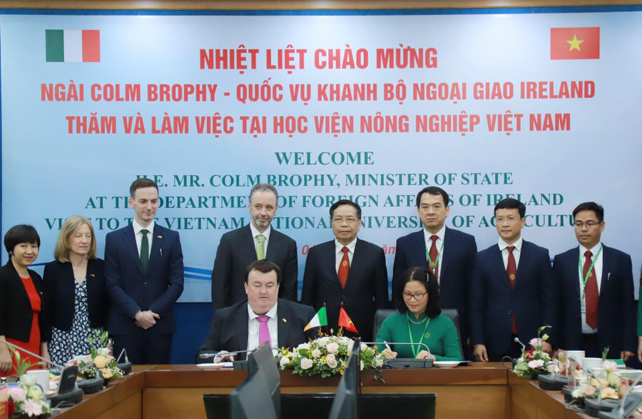 GS.TS Nguyễn Thị Lan và ông Colm Brophy ký biên bản ghi nhớ trước sự chứng kiến của các đại biểu GS.TS Nguyễn Thị Lan và ông Colm Brophy ký biên bản ghi nhớ trước sự chứng kiến của các đại biểu