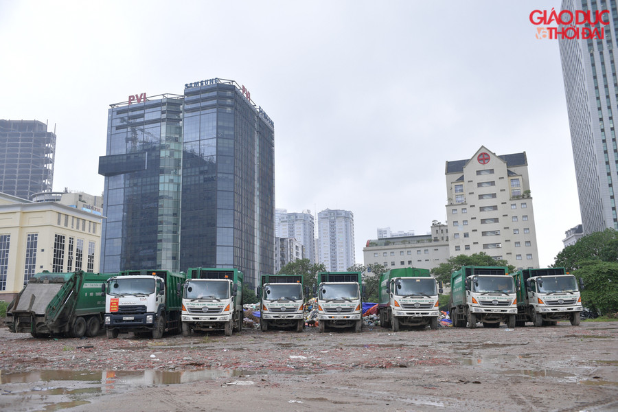 Hàng ngày những chuyến xe chở rác vẫn trở về bãi tập kết rác tạm